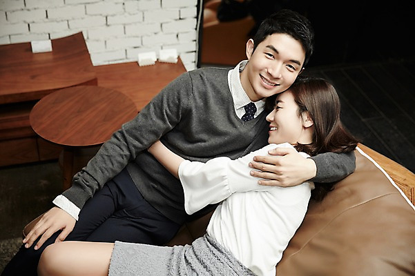 포토 JPG 여자 남자 신혼부부 포옹 실내 미소 앉기 상반신 성인 두명 앞모습 옆모습 30대 소파 다정 한국인 편안함 신혼 부부라이프 장년만 성인만 가구점 국내포토 라이프스타일 부부 뷰포인트 컨셉 의자 안기 모션 표정 사람 동양인 내부 장년 상점 감각 파일형식