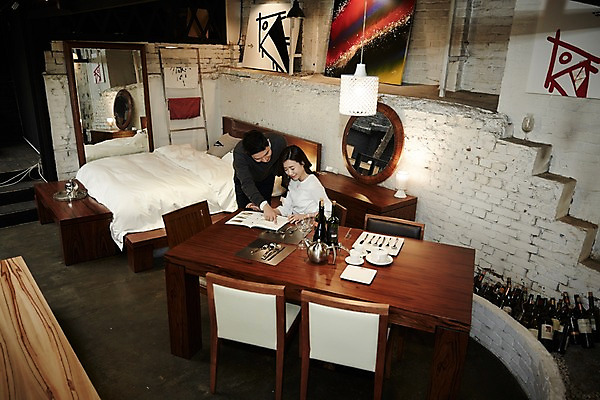 포토 JPG 여자 남자 신혼부부 실내 대화 서기 미소 앉기 상반신 성인 두명 앞모습 책 30대 독서 다정 한국인 신혼 부부라이프 장년만 성인만 가구점 국내포토 라이프스타일 부부 뷰포인트 컨셉 모션 표정 말하기 사람 동양인 내부 장년 상점 파일형식