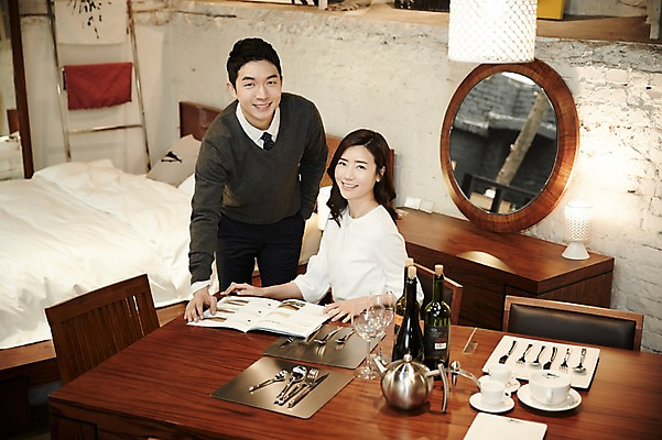 포토 JPG 여자 남자 신혼부부 실내 서기 미소 앉기 상반신 성인 두명 앞모습 책 30대 독서 다정 한국인 신혼 부부라이프 장년만 성인만 가구점 국내포토 라이프스타일 부부 뷰포인트 컨셉 모션 표정 사람 동양인 내부 장년 상점 파일형식