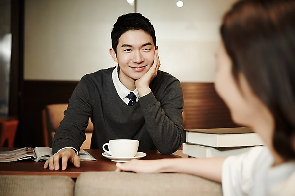 포토 JPG 여자 남자 신혼부부 실내 미소 앉기 상반신 성인 두명 앞모습 뒷모습 30대 마주보기 턱괴기 다정 한국인 신혼 부부라이프 장년만 성인만 가구점 국내포토 라이프스타일 부부 뷰포인트 컨셉 모션 표정 사람 동양인 내부 장년 상점 파일형식