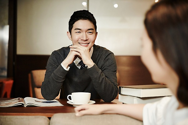 포토 JPG 여자 남자 신혼부부 실내 미소 앉기 상반신 성인 두명 앞모습 뒷모습 30대 마주보기 턱괴기 다정 한국인 신혼 부부라이프 장년만 성인만 가구점 국내포토 라이프스타일 부부 뷰포인트 컨셉 모션 표정 사람 동양인 내부 장년 상점 파일형식