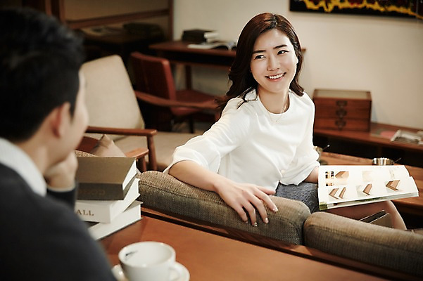 포토 JPG 여자 남자 신혼부부 실내 미소 앉기 상반신 성인 두명 앞모습 뒷모습 30대 마주보기 다정 한국인 신혼 부부라이프 장년만 성인만 가구점 국내포토 라이프스타일 부부 뷰포인트 컨셉 모션 표정 사람 동양인 내부 장년 상점 파일형식