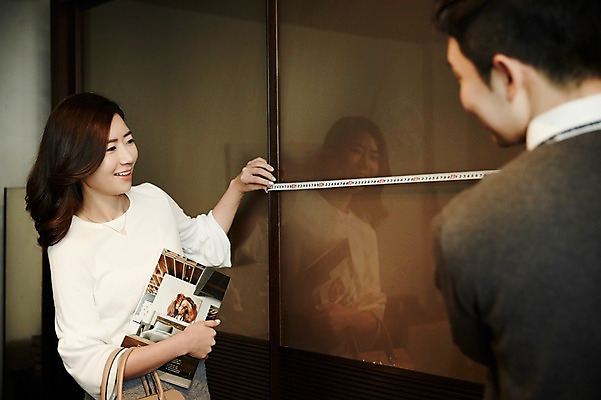 포토 JPG 여자 남자 신혼부부 실내 줄자 서기 미소 들기 상반신 성인 두명 앞모습 뒷모습 책 30대 다정 한국인 장롱 측정 신혼 부부라이프 장년만 성인만 가구점 국내포토 라이프스타일 부부 뷰포인트 가구 컨셉 모션 표정 자 사람 동양인 내부 장년 상점 파일형식