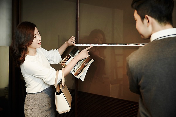 포토 JPG 여자 남자 신혼부부 실내 줄자 서기 미소 들기 상반신 성인 두명 앞모습 뒷모습 책 30대 다정 한국인 장롱 측정 신혼 부부라이프 장년만 성인만 가구점 국내포토 라이프스타일 부부 뷰포인트 가구 컨셉 모션 표정 자 사람 동양인 내부 장년 상점 파일형식