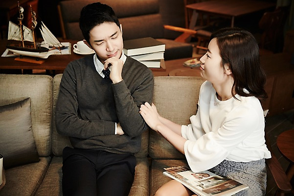 포토 JPG 여자 남자 신혼부부 실내 대화 미소 들기 앉기 상반신 성인 두명 앞모습 책 30대 소파 턱괴기 다정 한국인 고민 신혼 부부라이프 장년만 성인만 가구점 국내포토 라이프스타일 부부 감정 뷰포인트 컨셉 의자 모션 표정 말하기 사람 동양인 내부 장년 상점 파일형식