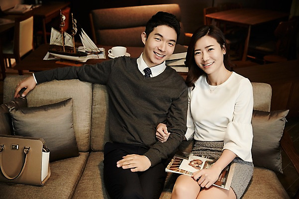 포토 JPG 여자 남자 신혼부부 실내 미소 들기 앉기 상반신 성인 두명 앞모습 책 30대 소파 다정 한국인 신혼 부부라이프 장년만 성인만 가구점 국내포토 라이프스타일 부부 뷰포인트 컨셉 의자 모션 표정 사람 동양인 내부 장년 상점 파일형식