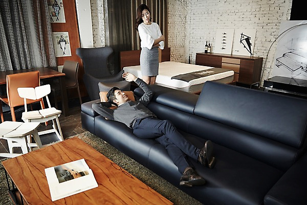 포토 JPG 전신 응시 여자 남자 신혼부부 휴식 실내 서기 상반신 성인 두명 앞모습 30대 소파 눕기 팔짱 한국인 신혼 부부라이프 장년만 성인만 가구점 국내포토 라이프스타일 부부 시선 뷰포인트 컨셉 의자 모션 사람 동양인 내부 장년 상점 파일형식