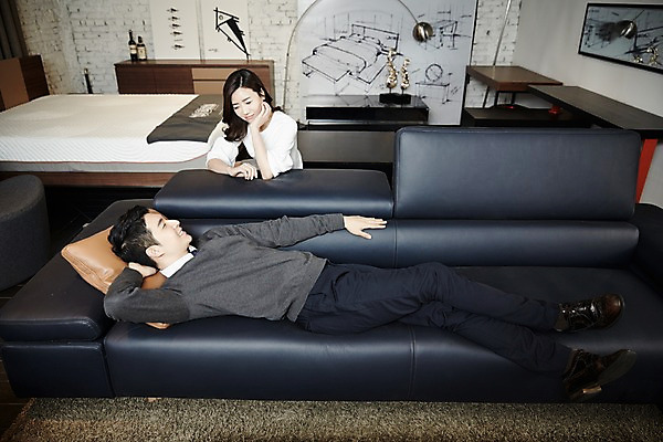 포토 JPG 전신 여자 남자 신혼부부 휴식 실내 미소 앉기 상반신 성인 두명 앞모습 옆모습 30대 소파 눕기 마주보기 턱괴기 다정 한국인 신혼 부부라이프 장년만 성인만 가구점 국내포토 라이프스타일 부부 뷰포인트 컨셉 의자 모션 표정 사람 동양인 내부 장년 상점 파일형식