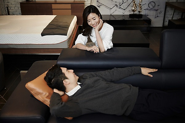 포토 JPG 여자 남자 신혼부부 휴식 실내 미소 앉기 상반신 성인 두명 앞모습 옆모습 30대 소파 눕기 다정 한국인 신혼 부부라이프 장년만 성인만 가구점 국내포토 라이프스타일 부부 뷰포인트 컨셉 의자 모션 표정 사람 동양인 내부 장년 상점 파일형식