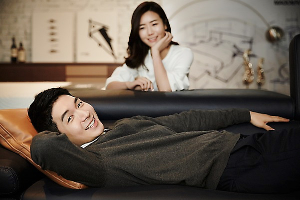 포토 JPG 여자 남자 신혼부부 휴식 실내 미소 앉기 상반신 성인 두명 앞모습 옆모습 30대 소파 눕기 턱괴기 다정 한국인 신혼 부부라이프 장년만 성인만 가구점 국내포토 라이프스타일 부부 뷰포인트 컨셉 의자 모션 표정 사람 동양인 내부 장년 상점 파일형식