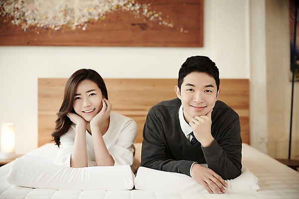 포토 JPG 전신 여자 남자 엎드리기 신혼부부 휴식 실내 미소 성인 두명 앞모습 30대 턱괴기 다정 한국인 침대 편안함 신혼 부부라이프 장년만 성인만 가구점 국내포토 라이프스타일 부부 뷰포인트 가구 컨셉 모션 표정 사람 동양인 내부 장년 상점 감각 파일형식
