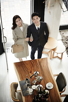 포토 JPG 전신 여자 남자 신혼부부 실내 서기 미소 성인 두명 앞모습 30대 하이앵글 팔짱 다정 한국인 신혼 부부라이프 장년만 성인만 가구점 국내포토 라이프스타일 부부 뷰포인트 컨셉 모션 표정 사람 동양인 내부 장년 상점 파일형식