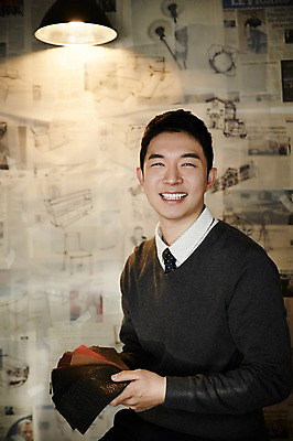 포토 JPG 남자 여유 실내 한명 미소 들기 상반신 성인 앞모습 30대 한국인 가죽 원단샘플 성인남자한명만 장년남자한명만 가구점 국내포토 1 감정 뷰포인트 모션 표정 사람 동양인 내부 장년 상점 남자한명만 성인남자만 장년남자만 파일형식