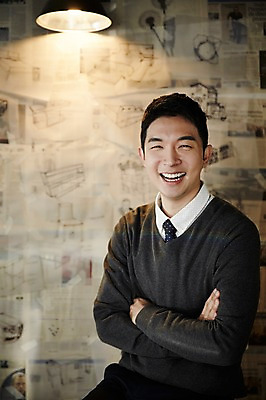 포토 JPG 남자 여유 실내 한명 미소 앉기 상반신 성인 앞모습 30대 팔짱 한국인 신혼 성인남자한명만 장년남자한명만 가구점 국내포토 1 감정 뷰포인트 모션 표정 사람 동양인 내부 장년 상점 남자한명만 성인남자만 장년남자만 파일형식