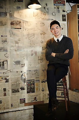 포토 JPG 전신 남자 여유 실내 한명 미소 앉기 성인 앞모습 30대 팔짱 한국인 성인남자한명만 장년남자한명만 가구점 국내포토 1 감정 뷰포인트 모션 표정 사람 동양인 내부 장년 상점 남자한명만 성인남자만 장년남자만 파일형식