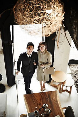 포토 JPG 전신 여자 남자 신혼부부 실내 서기 미소 성인 두명 앞모습 30대 하이앵글 팔짱 다정 한국인 신혼 부부라이프 장년만 성인만 가구점 국내포토 라이프스타일 부부 뷰포인트 컨셉 모션 표정 사람 동양인 내부 장년 상점 파일형식