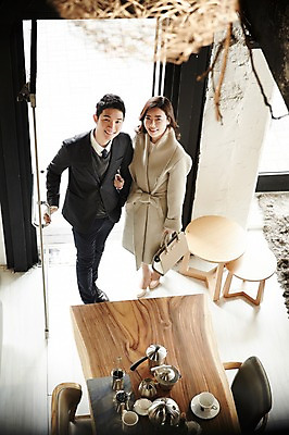 포토 JPG 전신 여자 남자 신혼부부 실내 서기 미소 성인 두명 앞모습 30대 하이앵글 팔짱 다정 한국인 신혼 부부라이프 장년만 성인만 가구점 국내포토 라이프스타일 부부 뷰포인트 컨셉 모션 표정 사람 동양인 내부 장년 상점 파일형식