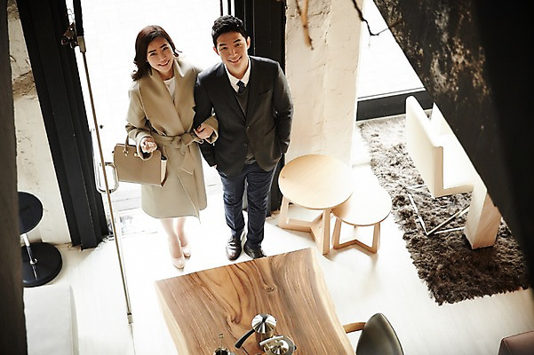 포토 JPG 전신 여자 남자 신혼부부 실내 서기 미소 성인 두명 앞모습 30대 하이앵글 팔짱 다정 한국인 신혼 부부라이프 장년만 성인만 가구점 국내포토 라이프스타일 부부 뷰포인트 컨셉 모션 표정 사람 동양인 내부 장년 상점 파일형식