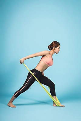 포토 JPG 스튜디오촬영 전신 여자 다이어트 맨발 실내 한명 서기 20대 성인 옆모습 운동복 운동 한국인 고무줄 끈 당기기 파란배경 밟기 청년여자한명만 성인여자한명만 국내포토 1 옷 뷰포인트 백그라운드 모션 발 건강 사람 동양인 청년 내부 파란색 여자한명만 성인여자만 청년여자만 파일형식