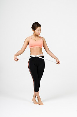 포토 JPG 스튜디오촬영 전신 여자 다이어트 맨발 실내 줄자 한명 서기 20대 성인 앞모습 운동복 한국인 다리꼬기 흰배경 허리둘레 감싸기 허리측정 청년여자한명만 성인여자한명만 내려보기 국내포토 1 옷 뷰포인트 백그라운드 모션 발 자 건강 사람 동양인 청년 내부 흰색 둘레 측정 여자한명만 성인여자만 청년여자만 파일형식