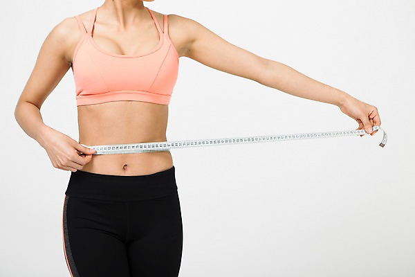 포토 JPG 스튜디오촬영 여자 다이어트 실내 줄자 한명 서기 상반신 20대 성인 앞모습 운동복 한국인 흰배경 허리둘레 감싸기 허리측정 국내포토 1 옷 뷰포인트 백그라운드 모션 자 건강 사람 동양인 청년 내부 흰색 둘레 측정 파일형식