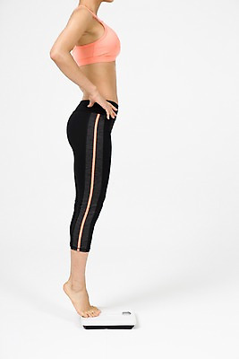 포토 JPG 스튜디오촬영 여자 허리손 다이어트 맨발 실내 한명 서기 20대 성인 옆모습 운동복 한국인 하반신 몸무게 흰배경 체중계 까치발 무게측정 국내포토 1 옷 뷰포인트 포즈 백그라운드 모션 발 건강 사람 동양인 청년 내부 흰색 측정 파일형식