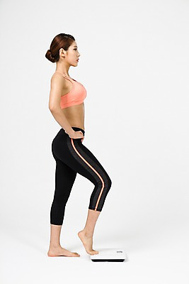 포토 JPG 스튜디오촬영 전신 여자 허리손 다이어트 맨발 실내 한명 서기 20대 성인 옆모습 운동복 한국인 몸무게 흰배경 체중계 까치발 무게측정 청년여자한명만 성인여자한명만 국내포토 1 옷 뷰포인트 포즈 백그라운드 모션 발 건강 사람 동양인 청년 내부 흰색 측정 여자한명만 성인여자만 청년여자만 파일형식