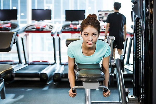 포토 JPG 여자 엎드리기 실내 상반신 20대 성인 두명 앞모습 운동복 운동 헬스 한국인 목표 열정 하체운동 국내포토 옷 감정 뷰포인트 컨셉 모션 건강 사람 동양인 청년 내부 파일형식