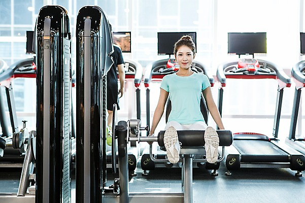 포토 JPG 전신 여자 실내 앉기 20대 성인 두명 앞모습 운동복 운동 헬스 한국인 목표 열정 하체운동 국내포토 옷 감정 뷰포인트 컨셉 모션 건강 사람 동양인 청년 내부 파일형식