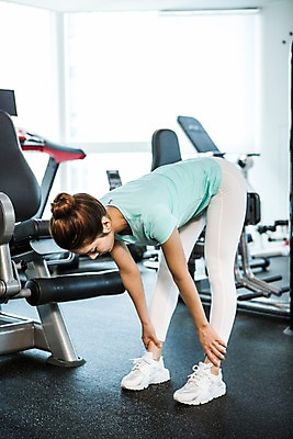 포토 JPG 전신 여자 실내 허리숙이기 한명 서기 20대 성인 운동복 운동 헬스 스트레칭 한국인 목표 열정 다리펴기 청년여자한명만 성인여자한명만 국내포토 1 옷 감정 컨셉 모션 건강 숙이기 사람 동양인 청년 내부 여자한명만 성인여자만 청년여자만 파일형식