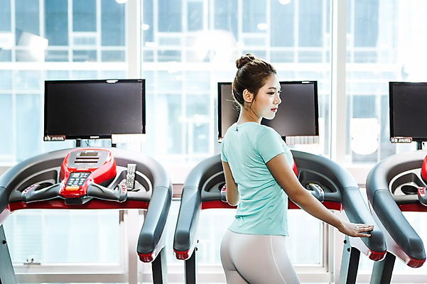 포토 JPG 여자 실내 한명 서기 상반신 20대 성인 옆모습 운동복 운동 헬스 한국인 목표 열정 런닝머신 유산소운동 청년여자한명만 성인여자한명만 국내포토 1 옷 감정 뷰포인트 컨셉 모션 건강 사람 동양인 청년 내부 운동기구 여자한명만 성인여자만 청년여자만 파일형식