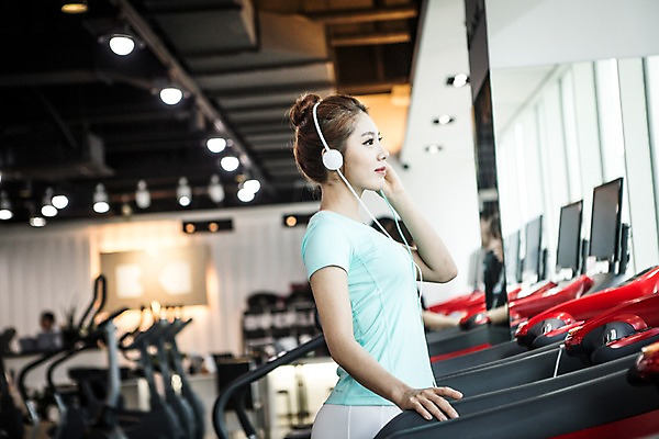 포토 JPG 여자 실내 한명 상반신 20대 성인 옆모습 운동복 운동 걷기 헬스 헤드폰 음악감상 한국인 목표 열정 런닝머신 유산소운동 청년여자한명만 성인여자한명만 국내포토 1 옷 감정 뷰포인트 음향기기 컨셉 모션 건강 사람 동양인 청년 내부 운동기구 감상 여자한명만 성인여자만 청년여자만 파일형식