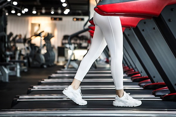 포토 JPG 여자 운동화 실내 한명 20대 성인 옆모습 운동복 운동 걷기 헬스 한국인 하반신 목표 열정 런닝머신 유산소운동 국내포토 1 옷 감정 뷰포인트 신발 컨셉 모션 건강 사람 동양인 청년 내부 운동기구 파일형식