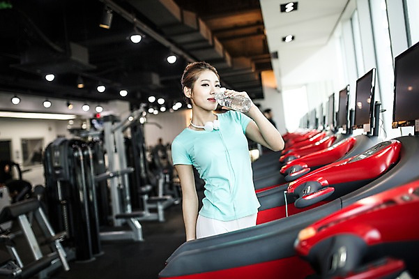 포토 JPG 여자 실내 한명 들기 상반신 20대 성인 앞모습 운동복 운동 헬스 헤드폰 한국인 목표 물병 열정 런닝머신 유산소운동 물마시기 청년여자한명만 성인여자한명만 국내포토 1 옷 감정 뷰포인트 음향기기 컨셉 모션 건강 사람 동양인 청년 내부 운동기구 마시기 물통 여자한명만 성인여자만 청년여자만 파일형식