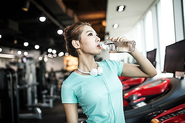 포토 JPG 여자 실내 한명 들기 상반신 20대 성인 앞모습 운동복 운동 헬스 헤드폰 한국인 목표 물병 열정 런닝머신 유산소운동 물마시기 청년여자한명만 성인여자한명만 국내포토 1 옷 감정 뷰포인트 음향기기 컨셉 모션 건강 사람 동양인 청년 내부 운동기구 마시기 물통 여자한명만 성인여자만 청년여자만 파일형식