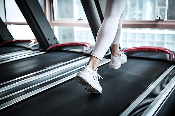 포토 JPG 여자 운동화 실내 한명 20대 성인 신체부위 운동복 운동 걷기 헬스 한국인 하반신 다리 목표 열정 런닝머신 유산소운동 국내포토 1 옷 감정 신발 컨셉 모션 건강 사람 동양인 청년 내부 운동기구 파일형식