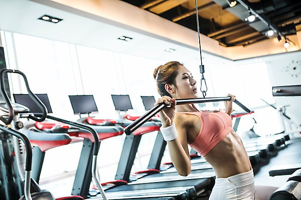 포토 JPG 여자 실내 한명 앉기 상반신 20대 성인 옆모습 운동복 운동 헬스 한국인 목표 팔운동 열정 청년여자한명만 성인여자한명만 국내포토 1 옷 감정 뷰포인트 컨셉 모션 건강 사람 동양인 청년 내부 여자한명만 성인여자만 청년여자만 파일형식