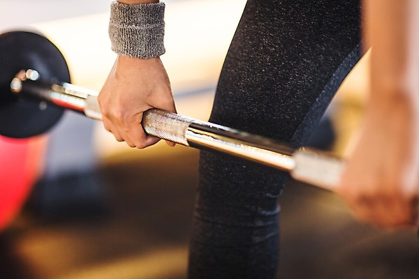 포토 JPG 손 여자 실내 한명 들기 20대 성인 신체부위 운동복 운동 헬스 한국인 양손 다리 잡기 역기 목표 열정 국내포토 1 옷 감정 컨셉 모션 건강 사람 동양인 청년 내부 파일형식