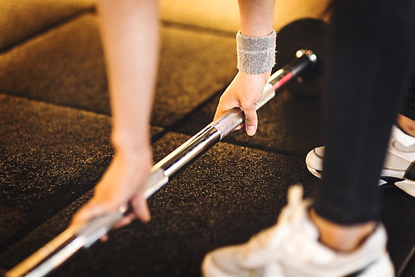 포토 JPG 손 여자 운동화 실내 한명 20대 성인 신체부위 운동복 운동 헬스 한국인 양손 다리 잡기 역기 목표 열정 국내포토 1 옷 감정 신발 컨셉 모션 건강 사람 동양인 청년 내부 파일형식