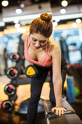 포토 JPG 여자 실내 허리숙이기 한명 서기 들기 상반신 20대 성인 앞모습 운동복 운동 헬스 아령 한국인 목표 열정 청년여자한명만 성인여자한명만 국내포토 1 옷 감정 뷰포인트 컨셉 모션 건강 숙이기 사람 동양인 청년 내부 여자한명만 성인여자만 청년여자만 파일형식