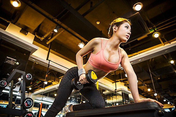 포토 JPG 여자 로우앵글 실내 허리숙이기 한명 서기 들기 상반신 20대 성인 앞모습 운동복 운동 헬스 아령 한국인 목표 열정 청년여자한명만 성인여자한명만 국내포토 1 옷 감정 뷰포인트 컨셉 모션 건강 숙이기 사람 동양인 청년 내부 여자한명만 성인여자만 청년여자만 파일형식