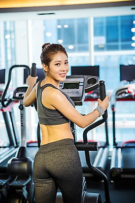 포토 JPG 여자 실내 한명 서기 미소 상반신 20대 성인 뒷모습 운동복 운동 운동기구 헬스 한국인 뒤돌아보기 목표 열정 청년여자한명만 성인여자한명만 국내포토 1 옷 감정 뷰포인트 컨셉 모션 표정 건강 사람 동양인 청년 내부 여자한명만 성인여자만 청년여자만 파일형식