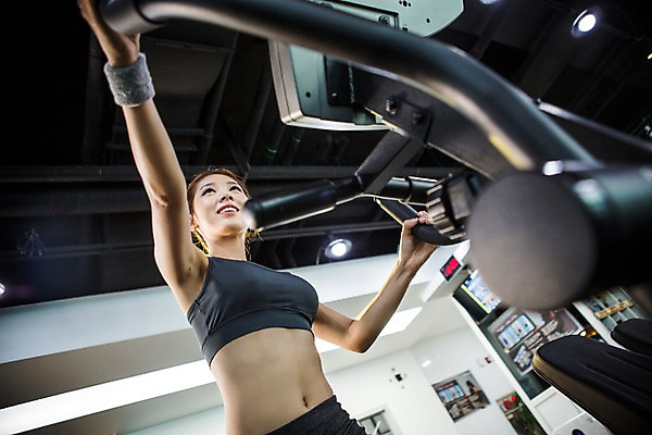 포토 JPG 여자 로우앵글 실내 한명 미소 상반신 20대 성인 앞모습 운동복 운동 운동기구 헬스 한국인 목표 열정 청년여자한명만 성인여자한명만 국내포토 1 옷 감정 뷰포인트 컨셉 표정 건강 사람 동양인 청년 내부 여자한명만 성인여자만 청년여자만 파일형식