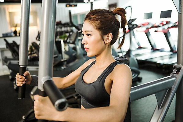 포토 JPG 여자 실내 한명 상반신 20대 성인 옆모습 운동복 운동 헬스 한국인 목표 팔운동 열정 손모으기 청년여자한명만 성인여자한명만 국내포토 1 옷 감정 뷰포인트 컨셉 건강 사람 동양인 손짓 청년 내부 여자한명만 성인여자만 청년여자만 파일형식