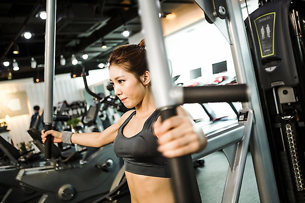 포토 JPG 여자 실내 한명 상반신 20대 성인 옆모습 운동복 운동 헬스 한국인 목표 팔운동 열정 청년여자한명만 성인여자한명만 국내포토 1 옷 감정 뷰포인트 컨셉 건강 사람 동양인 청년 내부 여자한명만 성인여자만 청년여자만 파일형식