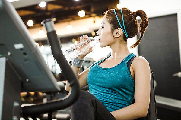 포토 JPG 여자 실내 한명 들기 앉기 상반신 20대 성인 앞모습 운동복 운동 헬스사이클 헬스 한국인 목표 물병 열정 물마시기 하체운동 청년여자한명만 성인여자한명만 국내포토 1 옷 감정 뷰포인트 컨셉 모션 건강 사람 동양인 청년 내부 운동기구 마시기 물통 여자한명만 성인여자만 청년여자만 파일형식