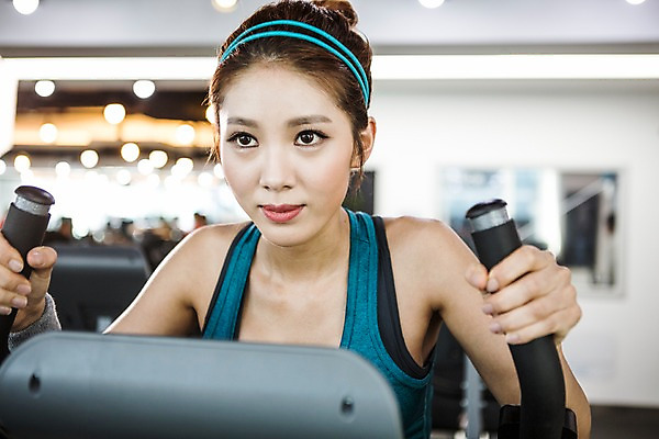 포토 JPG 여자 실내 한명 상반신 20대 성인 앞모습 운동복 운동 헬스사이클 헬스 한국인 목표 열정 하체운동 청년여자한명만 성인여자한명만 국내포토 1 옷 감정 뷰포인트 컨셉 건강 사람 동양인 청년 내부 운동기구 여자한명만 성인여자만 청년여자만 파일형식