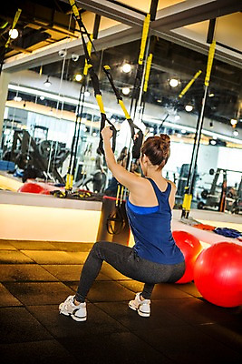 포토 JPG 전신 여자 실내 한명 앉기 20대 성인 뒷모습 운동복 운동 헬스 한국인 잡기 당기기 목표 열정 청년여자한명만 성인여자한명만 무릎구부리기 국내포토 1 옷 감정 뷰포인트 포즈 컨셉 모션 건강 사람 동양인 청년 내부 여자한명만 성인여자만 청년여자만 파일형식