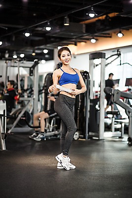 포토 JPG 전신 여자 실내 서기 미소 여러명 20대 성인 옆모습 운동복 운동 헬스 한국인 목표 보호장비 열정 감싸기 국내포토 옷 감정 뷰포인트 다수 컨셉 모션 표정 건강 사람 동양인 청년 내부 장비 파일형식