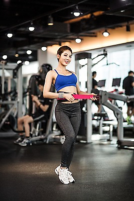 포토 JPG 전신 여자 실내 서기 미소 여러명 20대 성인 앞모습 운동복 운동 헬스 한국인 목표 보호장비 열정 감싸기 국내포토 옷 감정 뷰포인트 다수 컨셉 모션 표정 건강 사람 동양인 청년 내부 장비 파일형식